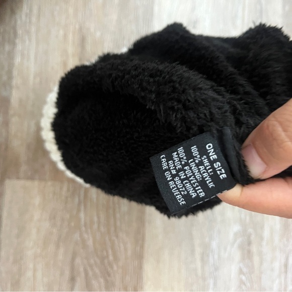 DKNY White Cream Ribbed Knit Faux Fur Lined Folded Logo Beanie - Picture 6 of 6